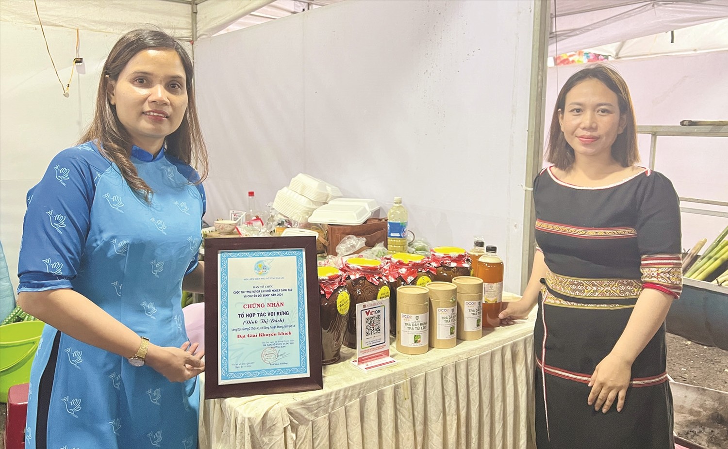 Tổ hợp tác Voi Rừng tham gia hoạt động giới thiệu sản phẩm, cuộc thi Phụ nữ Gia Lai khởi nghiệp sáng tạo và chuyển đổi số. Tổ hợp tác Voi Rừng tham gia hoạt động giới thiệu sản phẩm, cuộc thi Phụ nữ Gia Lai khởi nghiệp sáng tạo và chuyển đổi số.