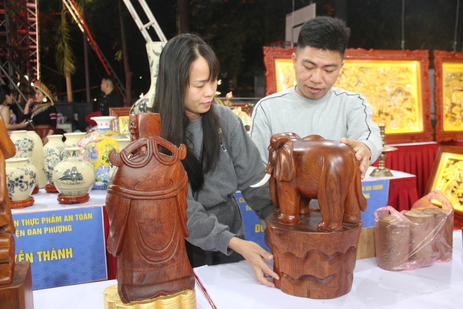 Trên 1000 sản phẩm có mặt tại Hội chợ sản phẩm làng nghề và nông sản thực phẩm an toàn Hà Nội tại huyện Đan Phượng Trên 1000 sản phẩm có mặt tại Hội chợ sản phẩm làng nghề và nông sản thực phẩm an toàn Hà Nội tại huyện Đan Phượng