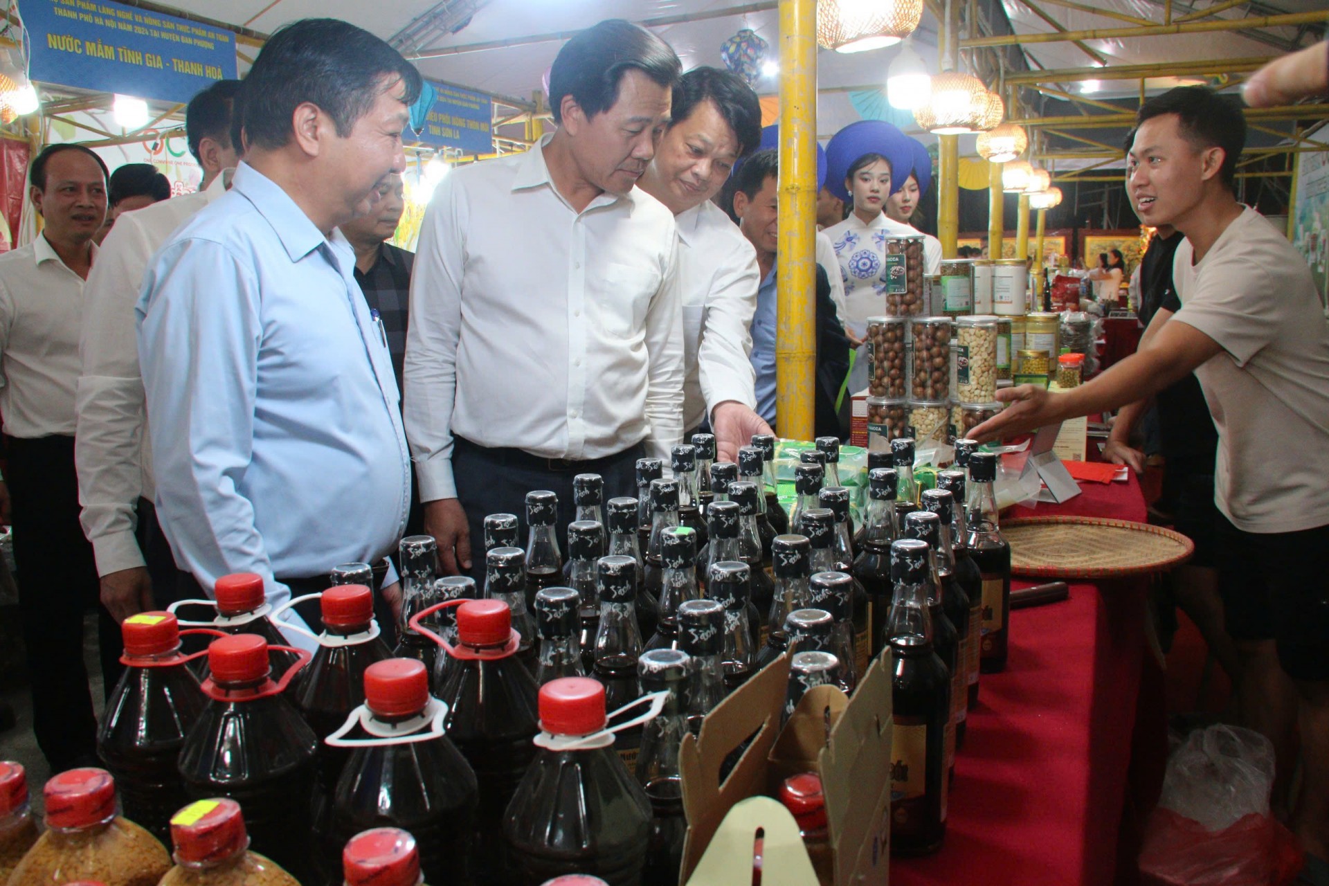 Trên 1000 sản phẩm có mặt tại Hội chợ sản phẩm làng nghề và nông sản thực phẩm an toàn Hà Nội tại huyện Đan Phượng Trên 1000 sản phẩm có mặt tại Hội chợ sản phẩm làng nghề và nông sản thực phẩm an toàn Hà Nội tại huyện Đan Phượng