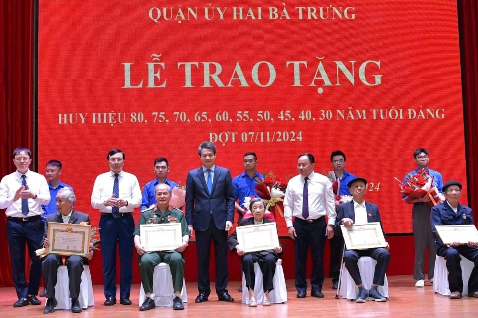 Thành uỷ Hà Nội trao tặng Huy hiệu Đảng đợt 7/11/2024 Thành uỷ Hà Nội trao tặng Huy hiệu Đảng đợt 7/11/2024