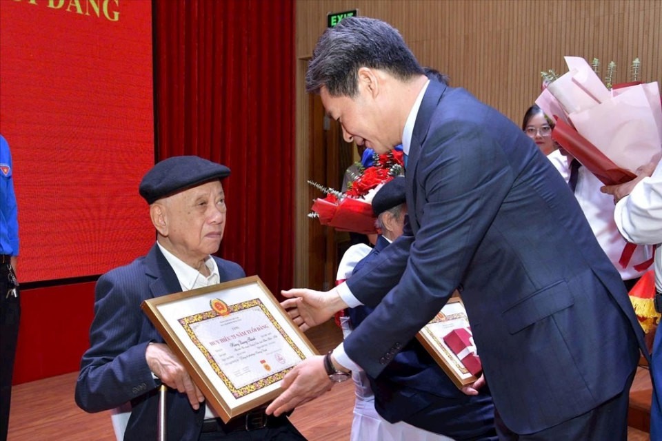 Thành uỷ Hà Nội trao tặng Huy hiệu Đảng đợt 7/11/2024 Thành uỷ Hà Nội trao tặng Huy hiệu Đảng đợt 7/11/2024