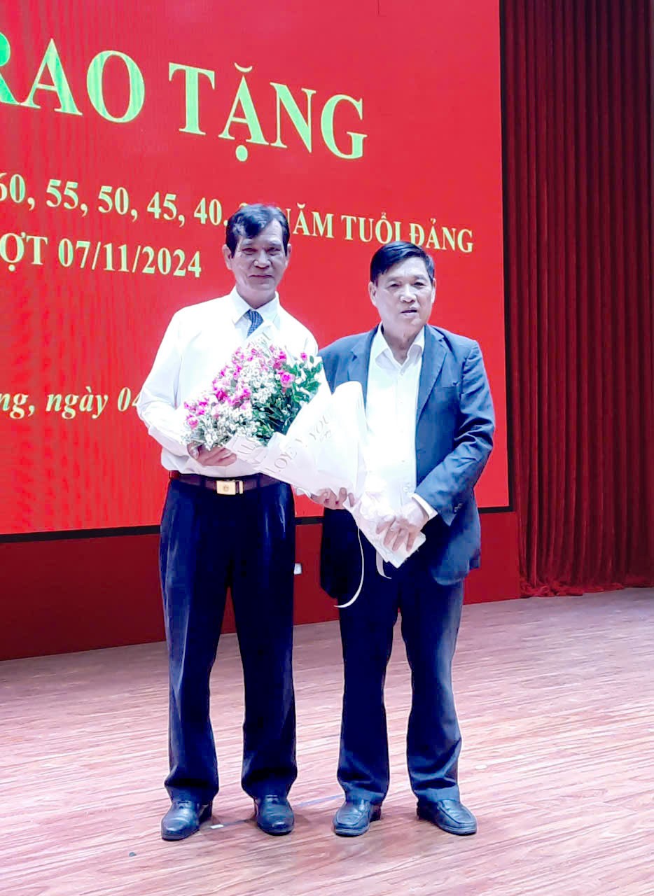 320 đảng viên quận Hai Bà Trưng nhận Huy hiệu Đảng 320 đảng viên quận Hai Bà Trưng nhận Huy hiệu Đảng