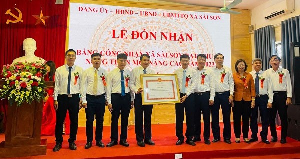 Đảng ủy – HĐND – UBND xã Sài Sơn nhận bằng công nhận xã đạt chuẩn Nông thôn mới nâng cao