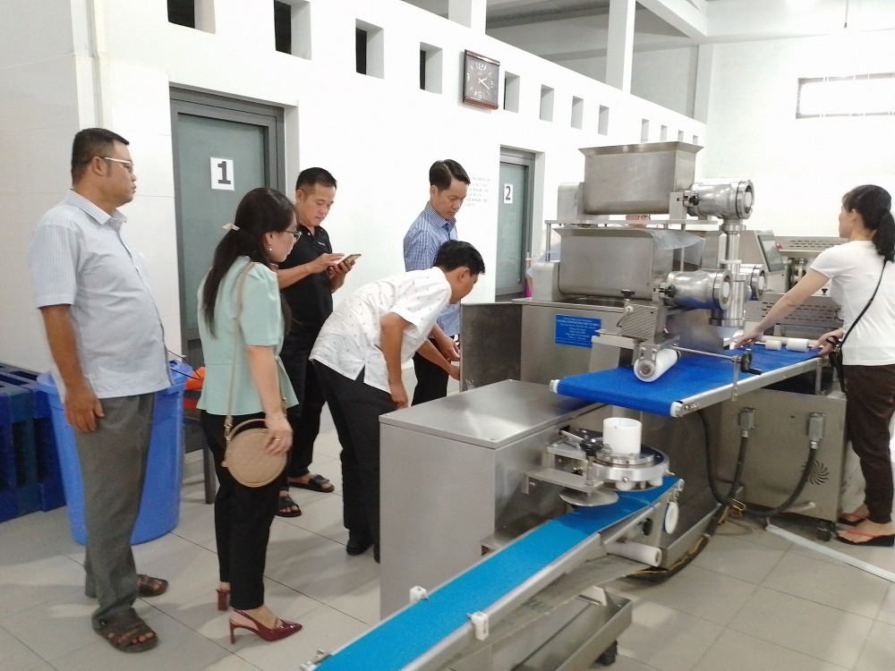 Hộ kinh doanh cơ sở Hiệp Phong đã đầu tư máy móc vào chế biến thực phẩm Hộ kinh doanh cơ sở Hiệp Phong đã đầu tư máy móc vào chế biến thực phẩm