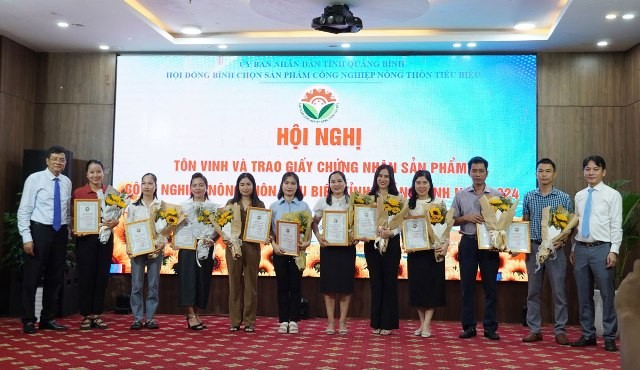 Trao Giấy chứng nhận sản phẩm CNNT tiêu biểu tỉnh Quảng Bình năm 2024. Trao Giấy chứng nhận sản phẩm CNNT tiêu biểu tỉnh Quảng Bình năm 2024.