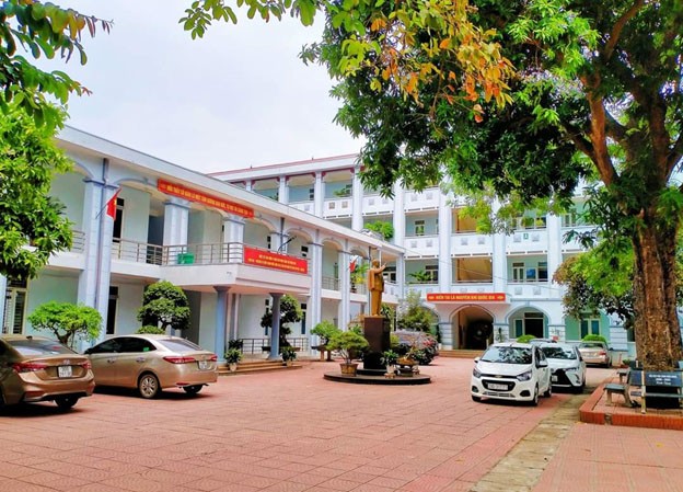 Khung cảnh Trường THPT Bất Bạt. Khung cảnh Trường THPT Bất Bạt.