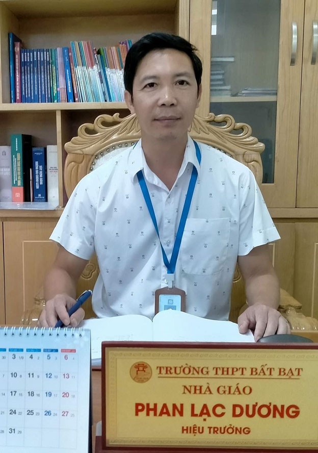 Thạc sĩ Phan Lạc Dương, Bí thư Chi bộ, Hiệu trưởng Trường THPT Bất Bạt. Thạc sĩ Phan Lạc Dương, Bí thư Chi bộ, Hiệu trưởng Trường THPT Bất Bạt.