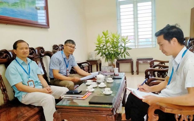 Từ trái qua phải: Th.s Hiệu Phó Lê Hiếu Nghĩa và Th.s  Hiệu Phó Phạm Văn Trung hội ý với Hiệu Trưởng nhà trường. Từ trái qua phải: Th.s Hiệu Phó Lê Hiếu Nghĩa và Th.s  Hiệu Phó Phạm Văn Trung hội ý với Hiệu Trưởng nhà trường.