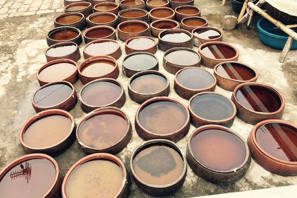 Các ang nước mắm được “ăn sương, nằm nắng” theo phương pháp sản xuất truyền thống Các ang nước mắm được “ăn sương, nằm nắng” theo phương pháp sản xuất truyền thống