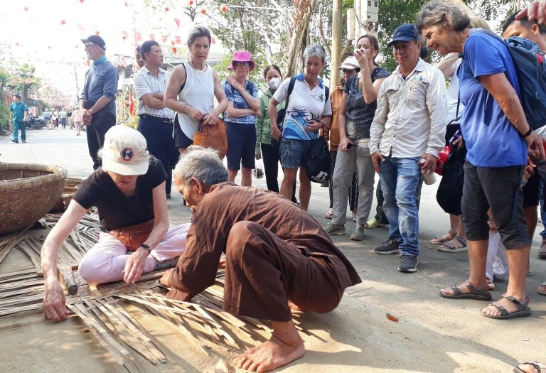 Du khách trải nghiệm làm nghề đan rổ, thúng tại làng mộc Kim Bồng Du khách trải nghiệm làm nghề đan rổ, thúng tại làng mộc Kim Bồng