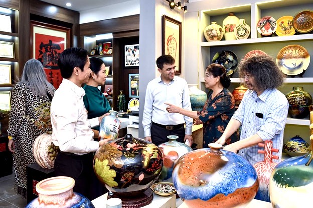 Đoàn tham quan, trò chuyện với nghệ nhân, thợ giỏi làng Gốm Bát Tràng. Đoàn tham quan, trò chuyện với nghệ nhân, thợ giỏi làng Gốm Bát Tràng.