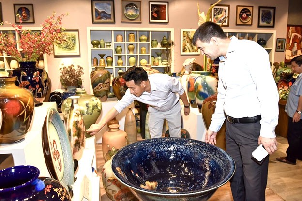 Bát Tràng xứng đáng trở thành thành viên của Mạng lưới các Thành phố thủ công sáng tạo toàn cầu. Bát Tràng xứng đáng trở thành thành viên của Mạng lưới các Thành phố thủ công sáng tạo toàn cầu.