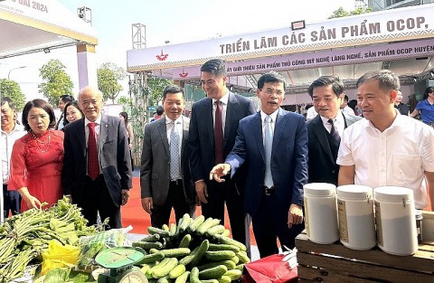 huyen quoc oai khai mac trien lam cac san pham ocop thu cong my nghe va lang nghe nam 2024