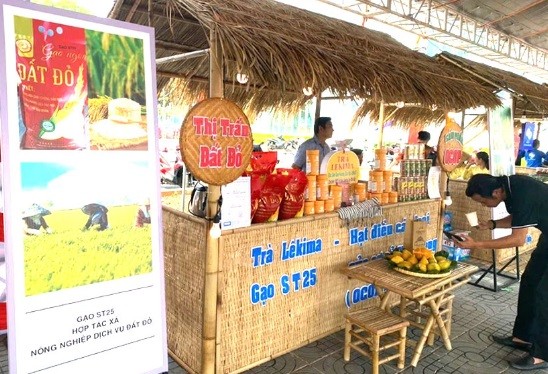Gian hàng trưng bày đặc sản của huyện Đất Đỏ Gian hàng trưng bày đặc sản của huyện Đất Đỏ