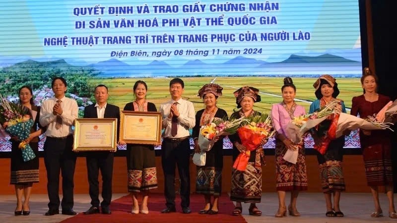 Nghệ thuật trang trí trên trang phục của người Lào là di sản văn hóa phi vật thể quốc gia