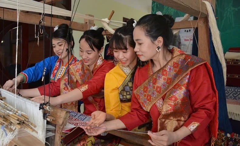 Nghệ thuật trang trí trên trang phục của người Lào là di sản văn hóa phi vật thể quốc gia