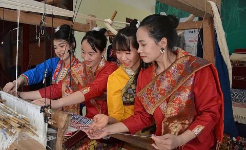 nghe thuat trang tri tren trang phuc cua nguoi lao la di san van hoa phi vat the quoc gia