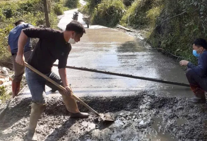 Người dân thôn Còn Pù, xã Trấn Ninh góp sức làm đường giao thông nông thôn Người dân thôn Còn Pù, xã Trấn Ninh góp sức làm đường giao thông nông thôn