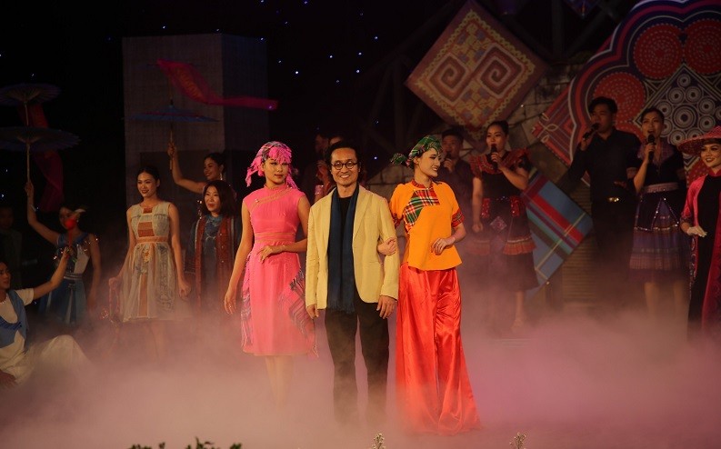 Các diễn viên, nghệ sỹ mang đến những tiết mục nghệ thuật độc đáo Các diễn viên, nghệ sỹ mang đến những tiết mục nghệ thuật độc đáo