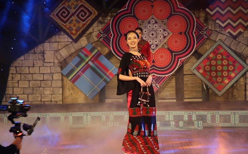 Festival Thổ cẩm Lào Cai - sắc màu văn hóa giữa miền sương mây Festival Thổ cẩm Lào Cai - sắc màu văn hóa giữa miền sương mây