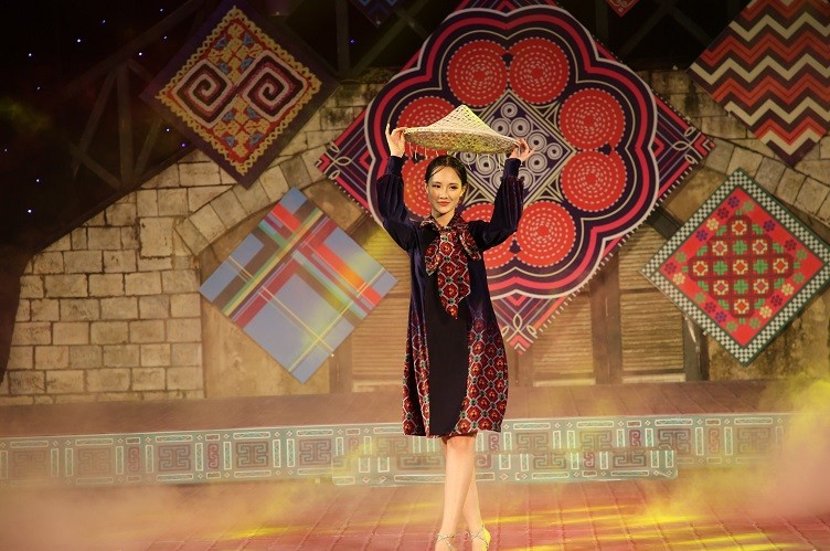 Festival Thổ cẩm Lào Cai - sắc màu văn hóa giữa miền sương mây Festival Thổ cẩm Lào Cai - sắc màu văn hóa giữa miền sương mây