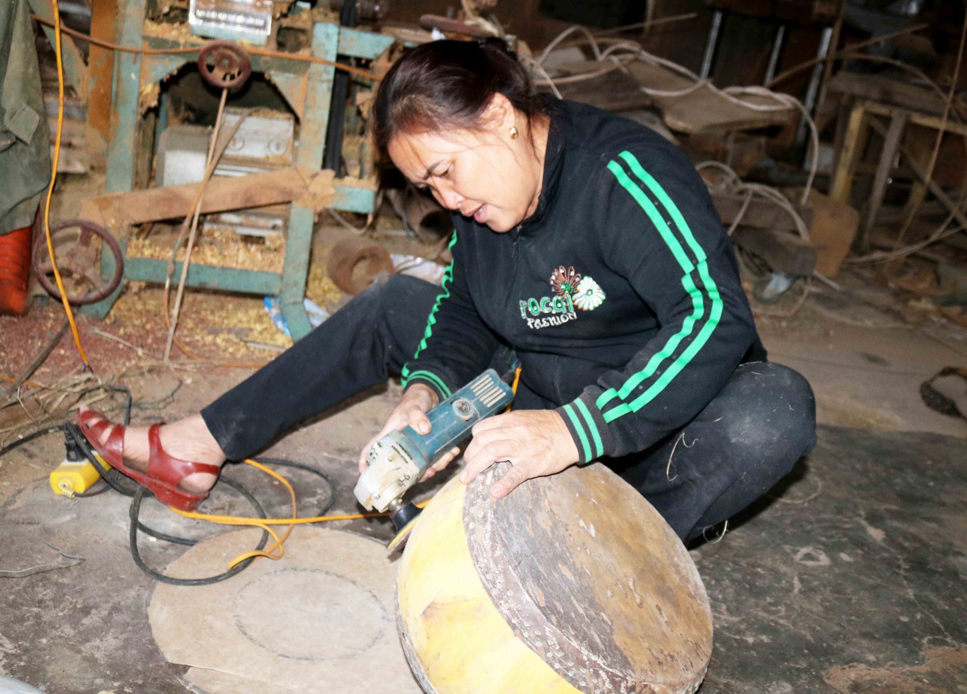 Trong điều kiện mới, khi nhiều làng nghề áp dụng kỹ thuật, máy móc vào sản xuất, nhiều chị em phụ nữ không chỉ khéo tay, hay làm, mà còn sử dụng thành thạo các loại máy, như máy ép, máy cưa, máy mài... đủ "hành nghề như cánh đàn ông". Ảnh: Huy Thư Trong điều kiện mới, khi nhiều làng nghề áp dụng kỹ thuật, máy móc vào sản xuất, nhiều chị em phụ nữ không chỉ khéo tay, hay làm, mà còn sử dụng thành thạo các loại máy, như máy ép, máy cưa, máy mài... đủ "hành nghề như cánh đàn ông". Ảnh: Huy Thư