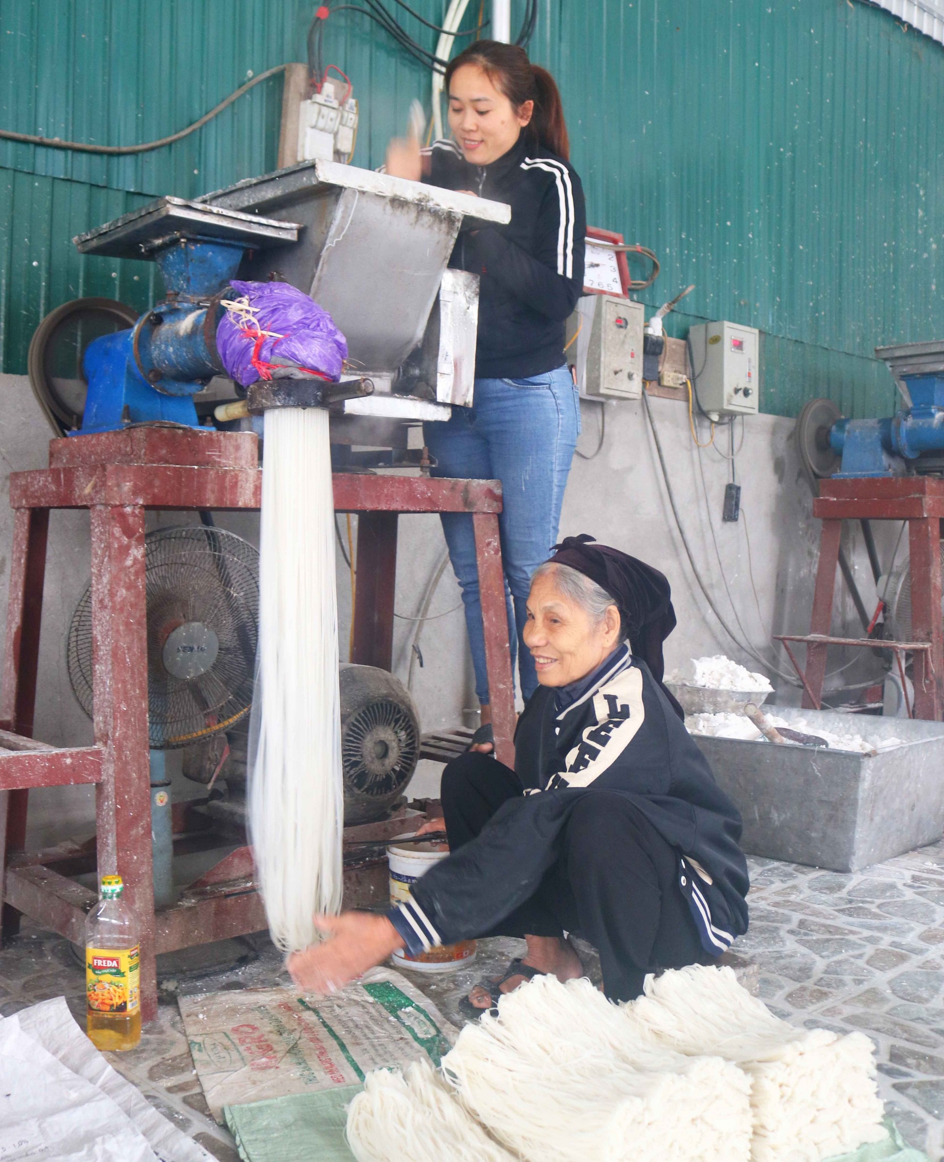 Với những làng nghề làm miến, làm bánh đa, kẹo lạc, chị em phụ nữ là lao động chính tham gia tất cả các khâu trong quá trình sản xuất, như nghề làm miến ở khối Quy Chính, thị trấn Nam Đàn, nghề làm bánh đa ở xã Lưu Sơn (Đô Lương), xã Châu Nhân (Hưng Nguyên), xã Diễn Ngọc (Diễn Châu)... Ảnh: Huy Thư Với những làng nghề làm miến, làm bánh đa, kẹo lạc, chị em phụ nữ là lao động chính tham gia tất cả các khâu trong quá trình sản xuất, như nghề làm miến ở khối Quy Chính, thị trấn Nam Đàn, nghề làm bánh đa ở xã Lưu Sơn (Đô Lương), xã Châu Nhân (Hưng Nguyên), xã Diễn Ngọc (Diễn Châu)... Ảnh: Huy Thư