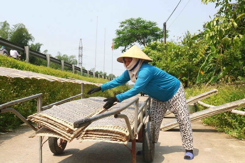 Duy trì và phát triển nghề truyền thống ở các địa phương còn gặp nhiều khó khăn, vất vả, chị em phụ nữ đều phải "một nắng hai sương", nhưng mọi người vẫn chăm chỉ, tần tảo sớm hôm, lạc quan và hy vọng. Ảnh: Huy Thư Duy trì và phát triển nghề truyền thống ở các địa phương còn gặp nhiều khó khăn, vất vả, chị em phụ nữ đều phải "một nắng hai sương", nhưng mọi người vẫn chăm chỉ, tần tảo sớm hôm, lạc quan và hy vọng. Ảnh: Huy Thư