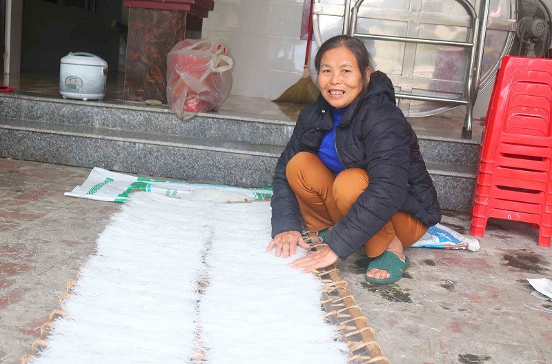 Cùng với việc hoàn thành thiên chức làm vợ, làm mẹ, làm bà, các chị em còn là lực lượng lao động chính làm ra của cải vật chất, xây dựng kinh tế gia đình, góp phần gìn giữ, phát triển các làng nghề thủ công truyền thống. Ảnh: Huy Thư Cùng với việc hoàn thành thiên chức làm vợ, làm mẹ, làm bà, các chị em còn là lực lượng lao động chính làm ra của cải vật chất, xây dựng kinh tế gia đình, góp phần gìn giữ, phát triển các làng nghề thủ công truyền thống. Ảnh: Huy Thư