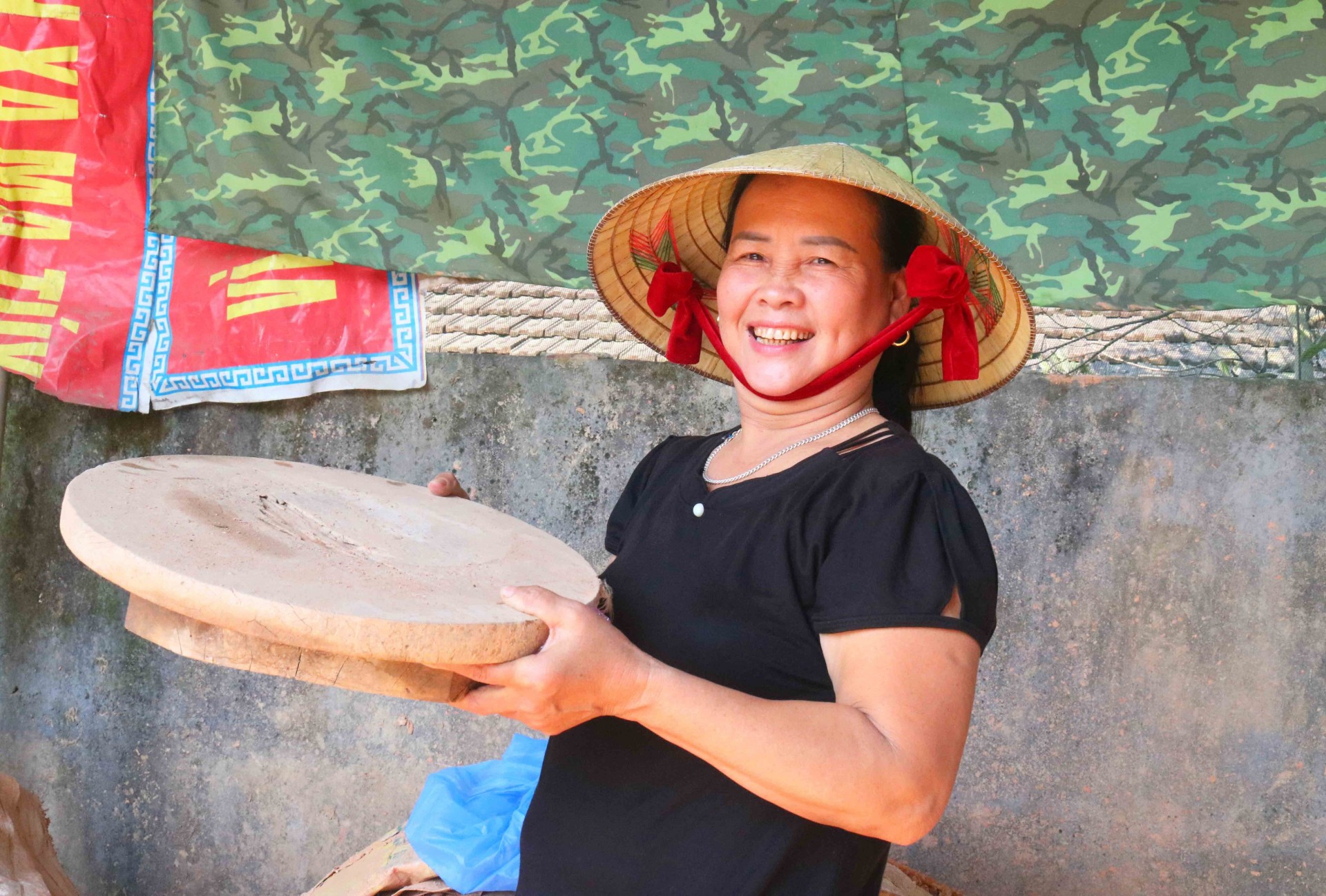 Trong quá trình sản xuất, nhiều chị em phụ nữ đã nhanh nhạy tiếp thu những luồng gió mới, mở mang nghề nghiệp, vừa sản xuất vừa liên kết làm du lịch, nhằm quảng bá sản phẩm làng nghề, vừa góp phần gìn giữ, trao truyền, lan tỏa nghề truyền thống của quê hương. Ảnh: Huy Thư Trong quá trình sản xuất, nhiều chị em phụ nữ đã nhanh nhạy tiếp thu những luồng gió mới, mở mang nghề nghiệp, vừa sản xuất vừa liên kết làm du lịch, nhằm quảng bá sản phẩm làng nghề, vừa góp phần gìn giữ, trao truyền, lan tỏa nghề truyền thống của quê hương. Ảnh: Huy Thư