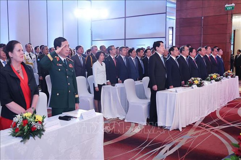 Chủ tịch nước Lương Cường và các đại biểu thực hiện nghi thức chào cờ - Ảnh: TTXVN