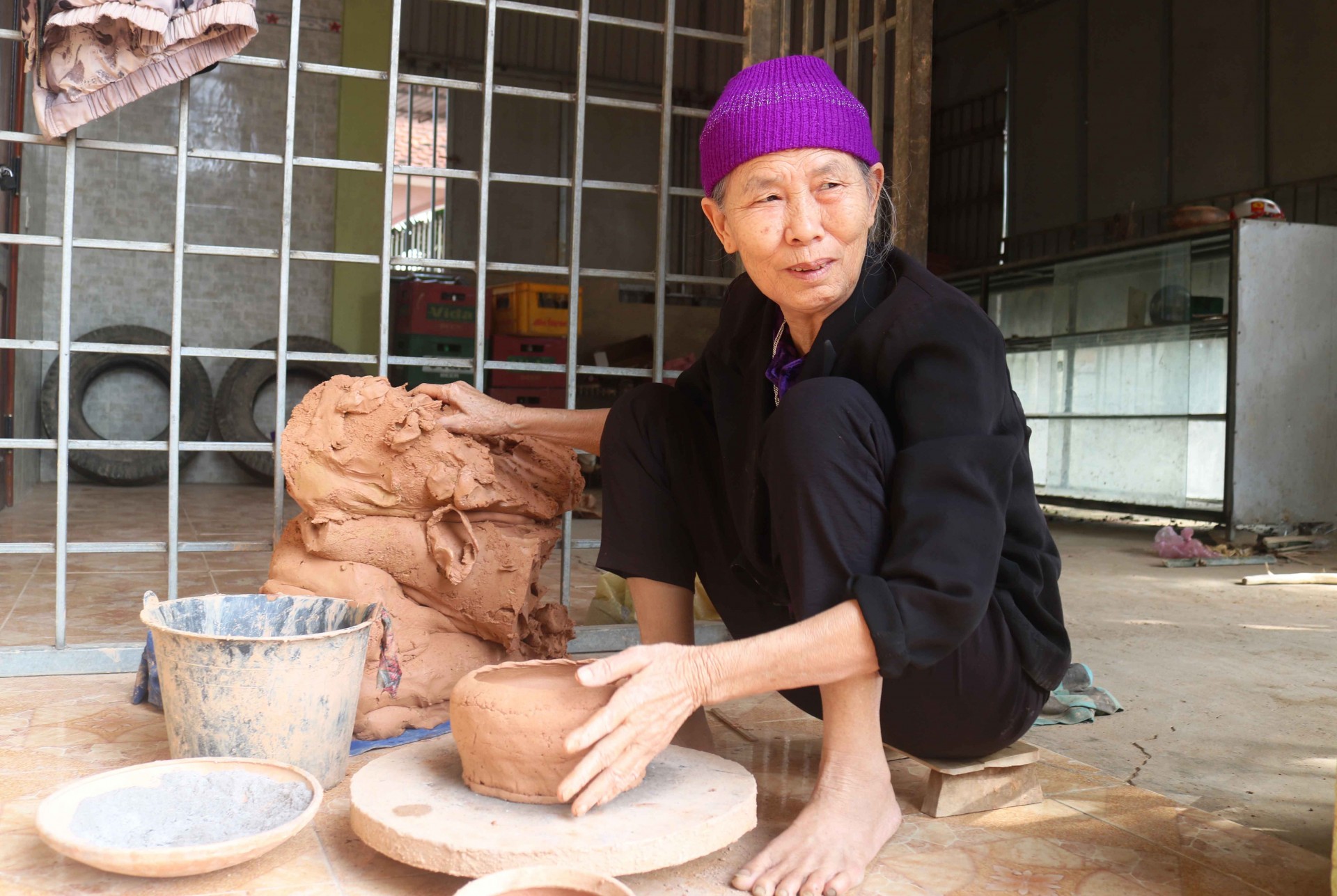 Các công đoạn nặn nồi, gọt nồi, phơi, nấu đều do những người phụ nữ nơi đây đảm nhận. Nhiều mẹ, nhiều bà tuổi đã cao vẫn hăng say lao động. Ảnh: Huy Thư Các công đoạn nặn nồi, gọt nồi, phơi, nấu đều do những người phụ nữ nơi đây đảm nhận. Nhiều mẹ, nhiều bà tuổi đã cao vẫn hăng say lao động. Ảnh: Huy Thư