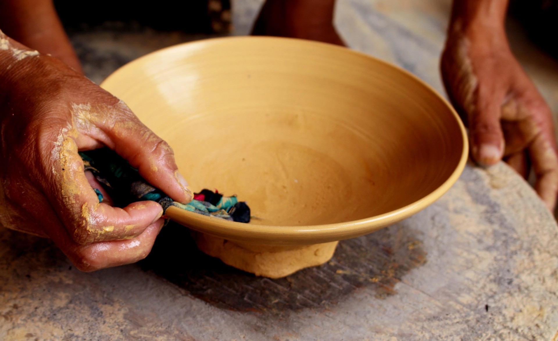 Chỉ với chiếc bàn xoay, những thanh tre nhỏ... cùng bàn tay khéo léo, phụ nữ "làng nồi" đã làm nên những sản phẩm được thị trường trong và ngoài tỉnh đón nhận và ưa chuộng. Ảnh: Huy Thư Chỉ với chiếc bàn xoay, những thanh tre nhỏ... cùng bàn tay khéo léo, phụ nữ "làng nồi" đã làm nên những sản phẩm được thị trường trong và ngoài tỉnh đón nhận và ưa chuộng. Ảnh: Huy Thư