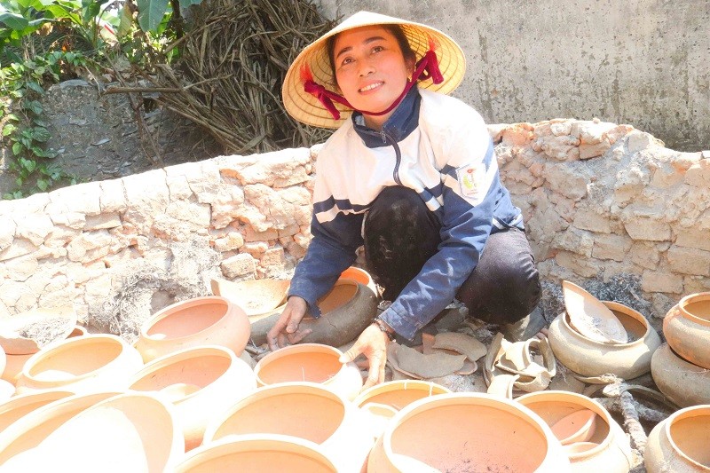 Mặc dù cách thức làm nồi, nấu nồi đã có nhiều thay đổi, nghề này vẫn còn không ít khó khăn (làm thủ công, lấy đất ở xa, thiếu lao động trẻ...). Dù vậy, chị em phụ nữ "làng nồi" vẫn luôn cố gắng gìn giữ và phát huy nghề truyền đời của cha ông để lại. Ảnh: Huy Thư Mặc dù cách thức làm nồi, nấu nồi đã có nhiều thay đổi, nghề này vẫn còn không ít khó khăn (làm thủ công, lấy đất ở xa, thiếu lao động trẻ...). Dù vậy, chị em phụ nữ "làng nồi" vẫn luôn cố gắng gìn giữ và phát huy nghề truyền đời của cha ông để lại. Ảnh: Huy Thư