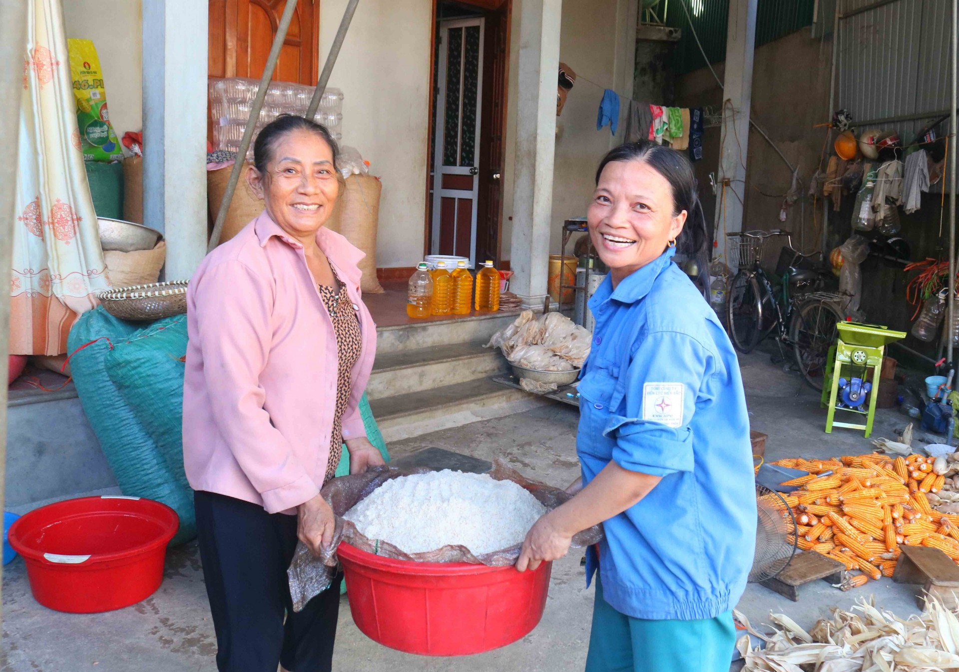 Ở làng Tú Viên, xã Thanh Lương (Thanh Chương), chị em phụ nữ là lực lượng chính trong việc duy trì nghề ép dầu lạc. Bên cạnh đó, với bàn tay khéo léo, tảo tần, các chị, các mẹ còn tham gia đan lát, làm chổi... Ảnh: Huy Thư Ở làng Tú Viên, xã Thanh Lương (Thanh Chương), chị em phụ nữ là lực lượng chính trong việc duy trì nghề ép dầu lạc. Bên cạnh đó, với bàn tay khéo léo, tảo tần, các chị, các mẹ còn tham gia đan lát, làm chổi... Ảnh: Huy Thư