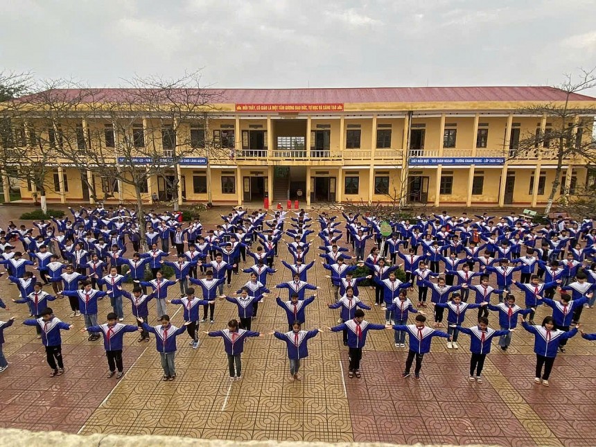 Hoạt động đồng diễn thể chất giữa giờ ra chơi Hoạt động đồng diễn thể chất giữa giờ ra chơi
