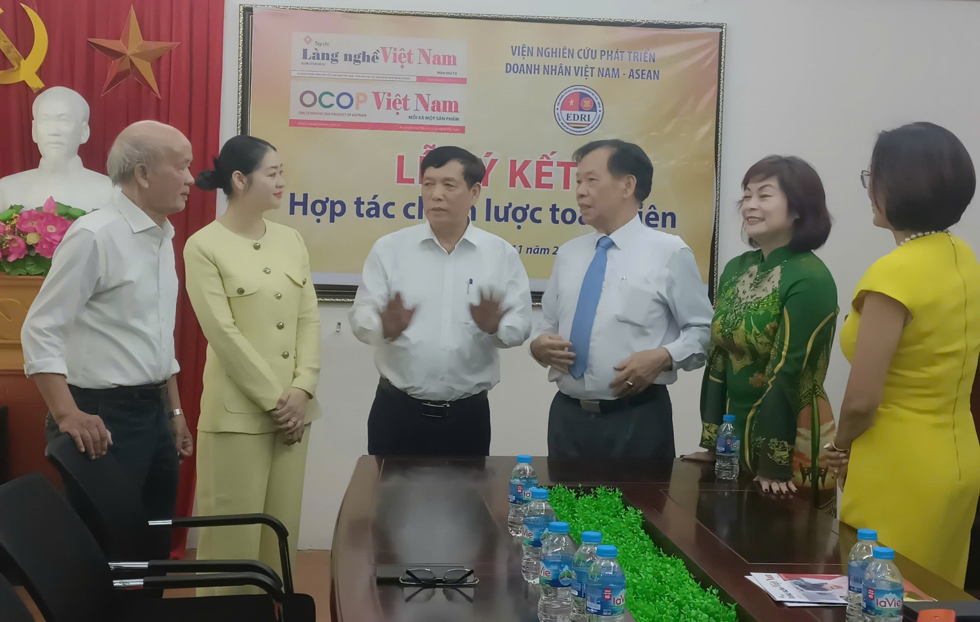 Thông cáo báo chí về việc hợp tác chiến lược toàn diện giữa Tạp chí Làng nghề Việt Nam và Viện nghiên cứu phát triển doanh nhân Việt Nam - ASEAN Thông cáo báo chí về việc hợp tác chiến lược toàn diện giữa Tạp chí Làng nghề Việt Nam và Viện nghiên cứu phát triển doanh nhân Việt Nam - ASEAN