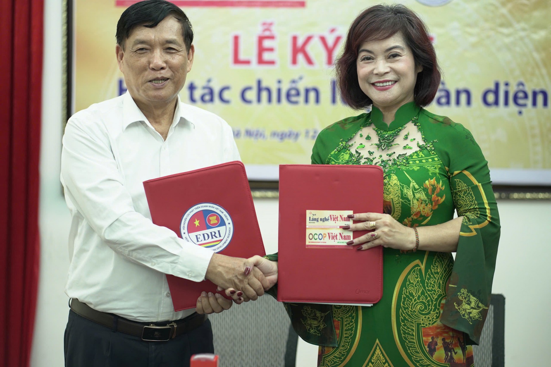 Thông cáo báo chí về việc hợp tác chiến lược toàn diện giữa Tạp chí Làng nghề Việt Nam và Viện nghiên cứu phát triển doanh nhân Việt Nam - ASEAN Thông cáo báo chí về việc hợp tác chiến lược toàn diện giữa Tạp chí Làng nghề Việt Nam và Viện nghiên cứu phát triển doanh nhân Việt Nam - ASEAN