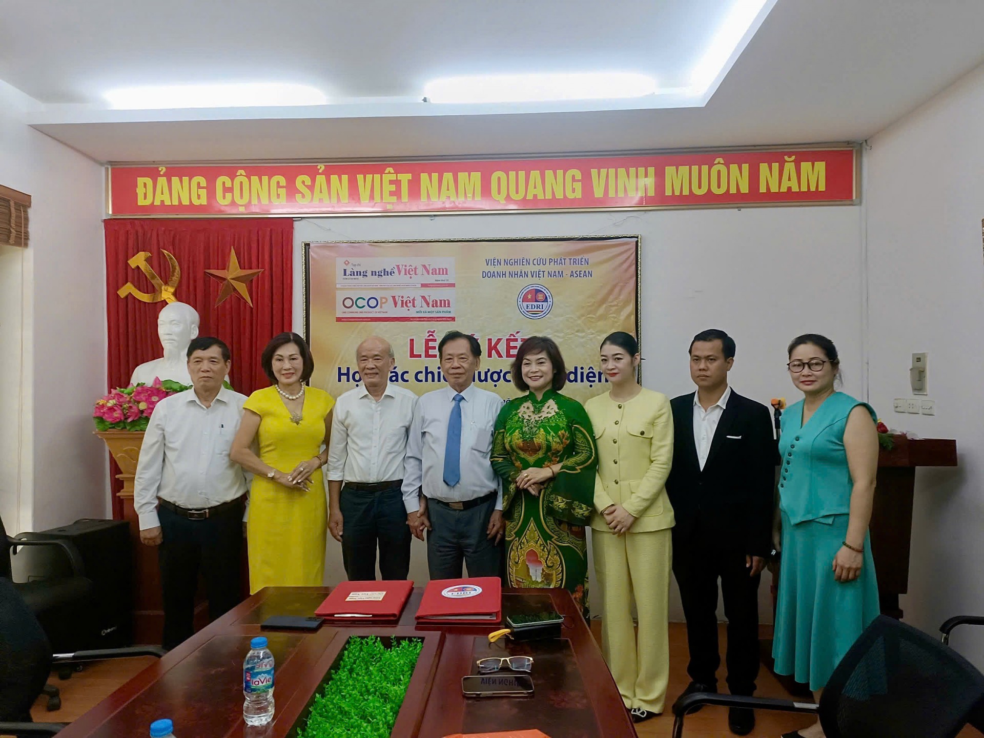 Thông cáo báo chí về việc hợp tác chiến lược toàn diện giữa Tạp chí Làng nghề Việt Nam và Viện nghiên cứu phát triển doanh nhân Việt Nam - ASEAN Thông cáo báo chí về việc hợp tác chiến lược toàn diện giữa Tạp chí Làng nghề Việt Nam và Viện nghiên cứu phát triển doanh nhân Việt Nam - ASEAN