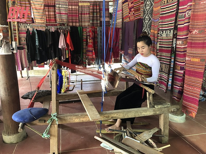 Làng nghề dệt thổ cẩm ở thôn Lặn Ngoài, xã Lũng Niêm đang được khôi phục.