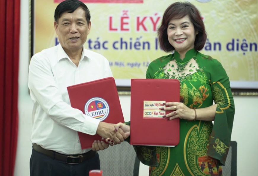 Đại diện hai đơn vị thực hiện nghi lễ ký kết hợp tác toàn diện Đại diện hai đơn vị thực hiện nghi lễ ký kết hợp tác toàn diện