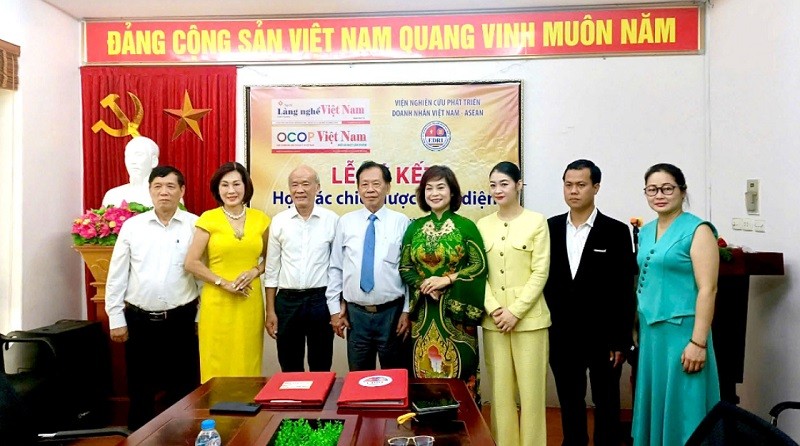 Các đại biểu tham dự chụp ảnh tại lễ ký kết. Các đại biểu tham dự chụp ảnh tại lễ ký kết.