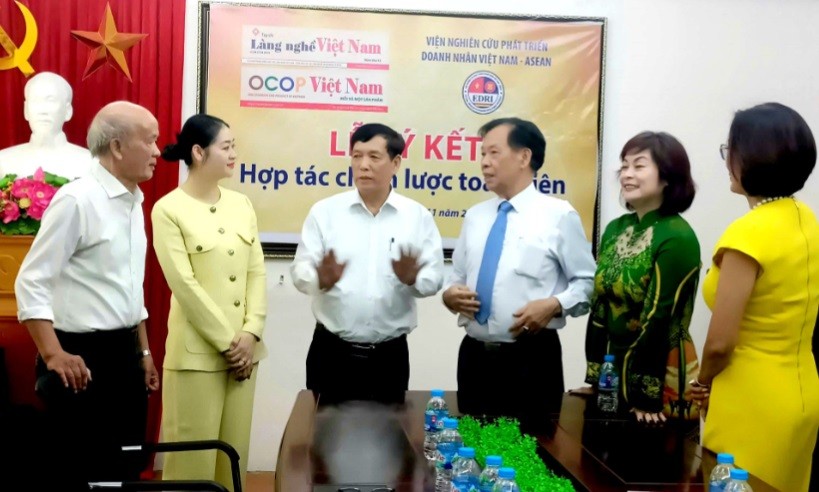 Các đại biểu thảo luận trước khi vào lễ ký kết. Các đại biểu thảo luận trước khi vào lễ ký kết.