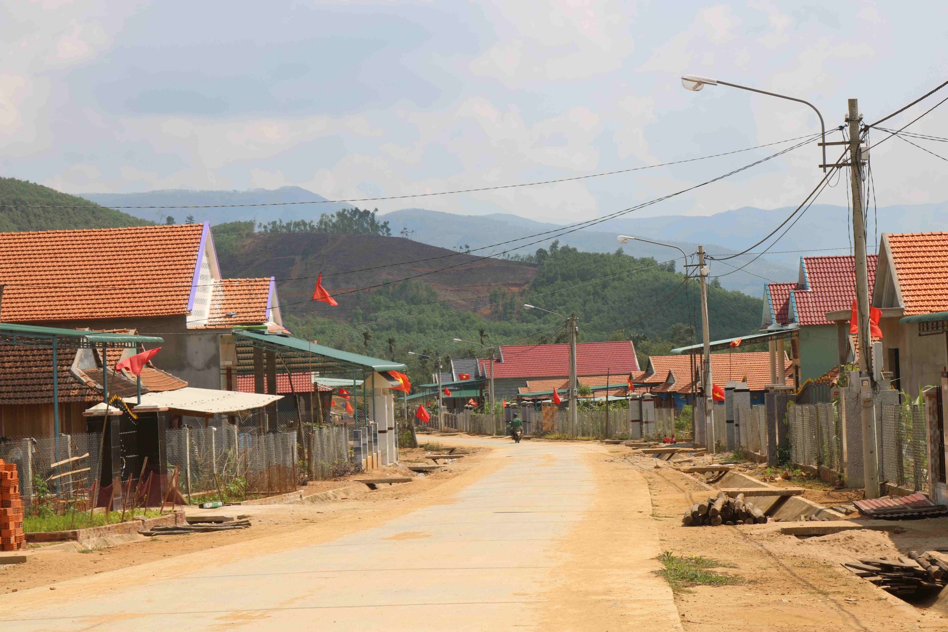 Bình Định: Sắc đỏ trên ngôi làng kiểu mẫu của đồng bào Hrê