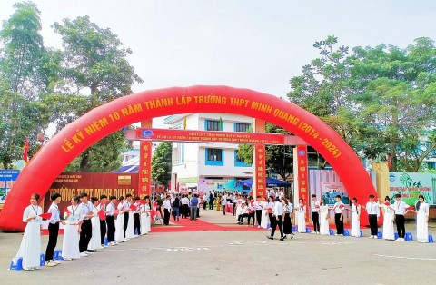huyen ba vi ha noi truong thpt minh quang ky niem 10 nam thanh lap va don nhan bang khen cua bo gddt