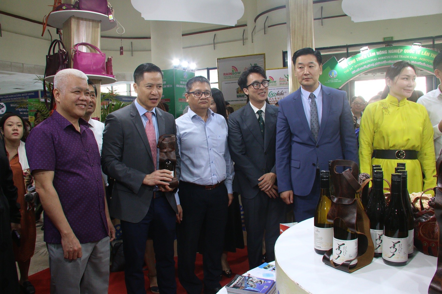 Các đại biểu đi tham quan một số gian hàng Các đại biểu đi tham quan một số gian hàng