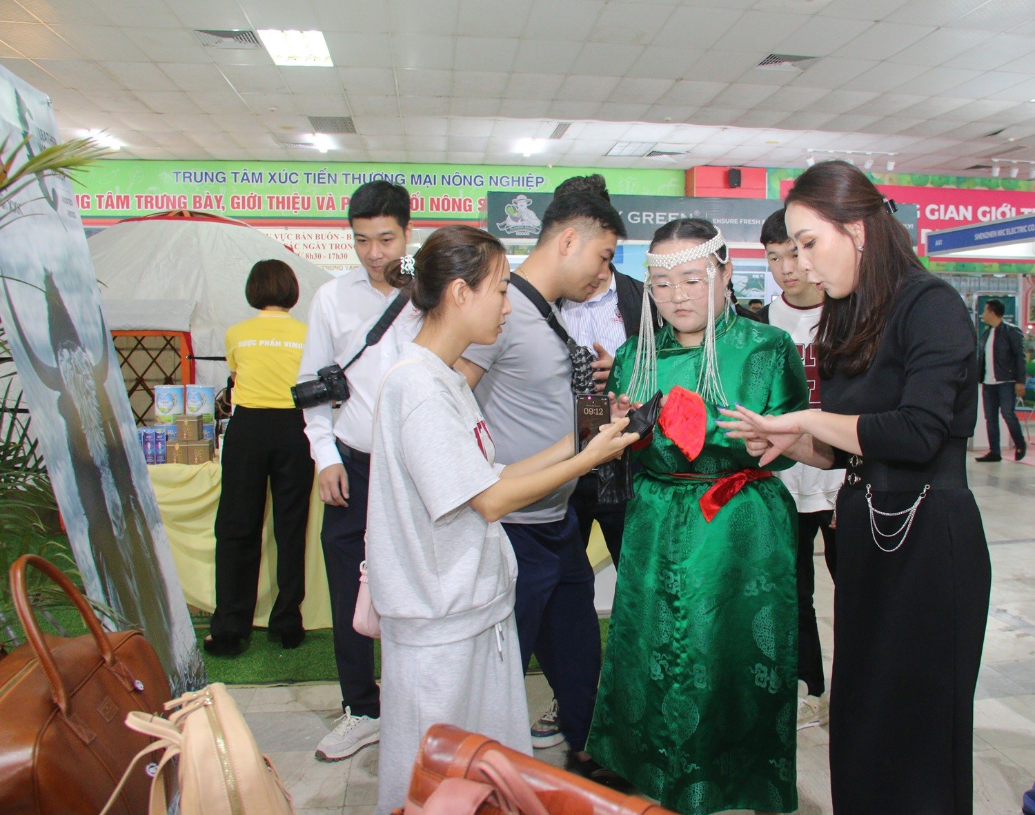 Khách hàng lựa chọn sản phẩm của Mông Cổ tại hội chợ. Khách hàng lựa chọn sản phẩm của Mông Cổ tại hội chợ.