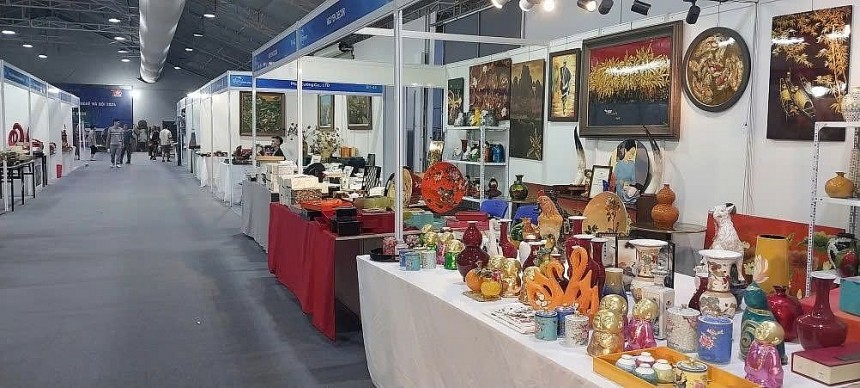 Các gian hàng sản phẩm làng nghề thủ công mỹ nghệ gốm sứ