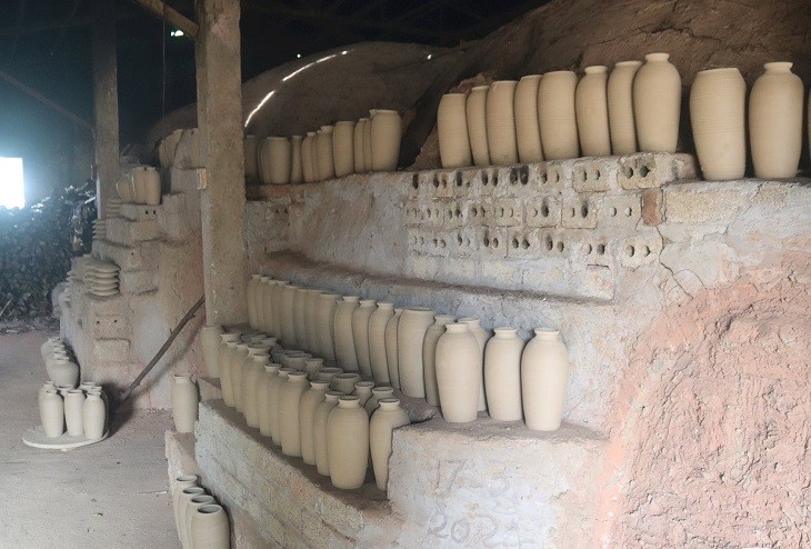 Sau khi đất sét đã cứng, các sản phẩm này sẽ được cho vào lò để nung trong khoảng thời gian từ 8 - 10 ngày. Sau khi đất sét đã cứng, các sản phẩm này sẽ được cho vào lò để nung trong khoảng thời gian từ 8 - 10 ngày.