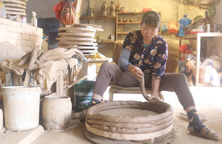 Từ những miếng đất dài ‘loằng ngoằng’, người thợ xếp chồng chúng lên nhau để tạo ra khuôn hình cho sản phẩm. Từ những miếng đất dài ‘loằng ngoằng’, người thợ xếp chồng chúng lên nhau để tạo ra khuôn hình cho sản phẩm.